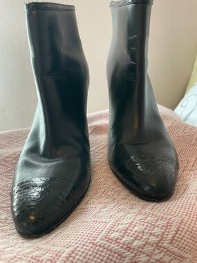 Ann Taylor Black Leather Pointed-Toe Ankle Boots 7M
